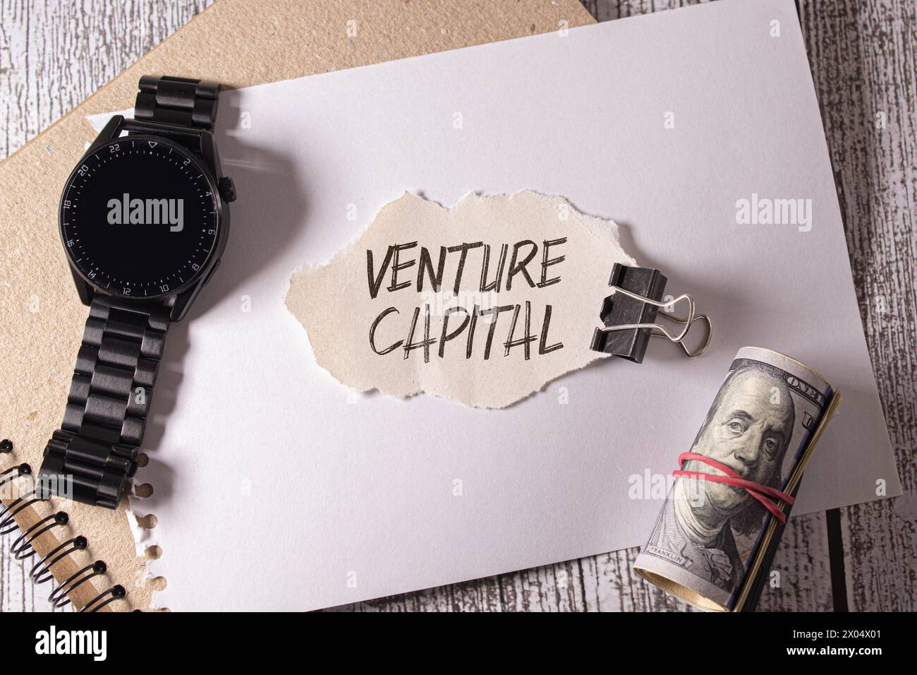 VC simbolo di abbraviazione del capitale di rischio. Concetto parole VC venture capital su nota bianca. Penna metallica. Bollette in dollari. Bellissimo sfondo bianco. Copia s. Foto Stock
