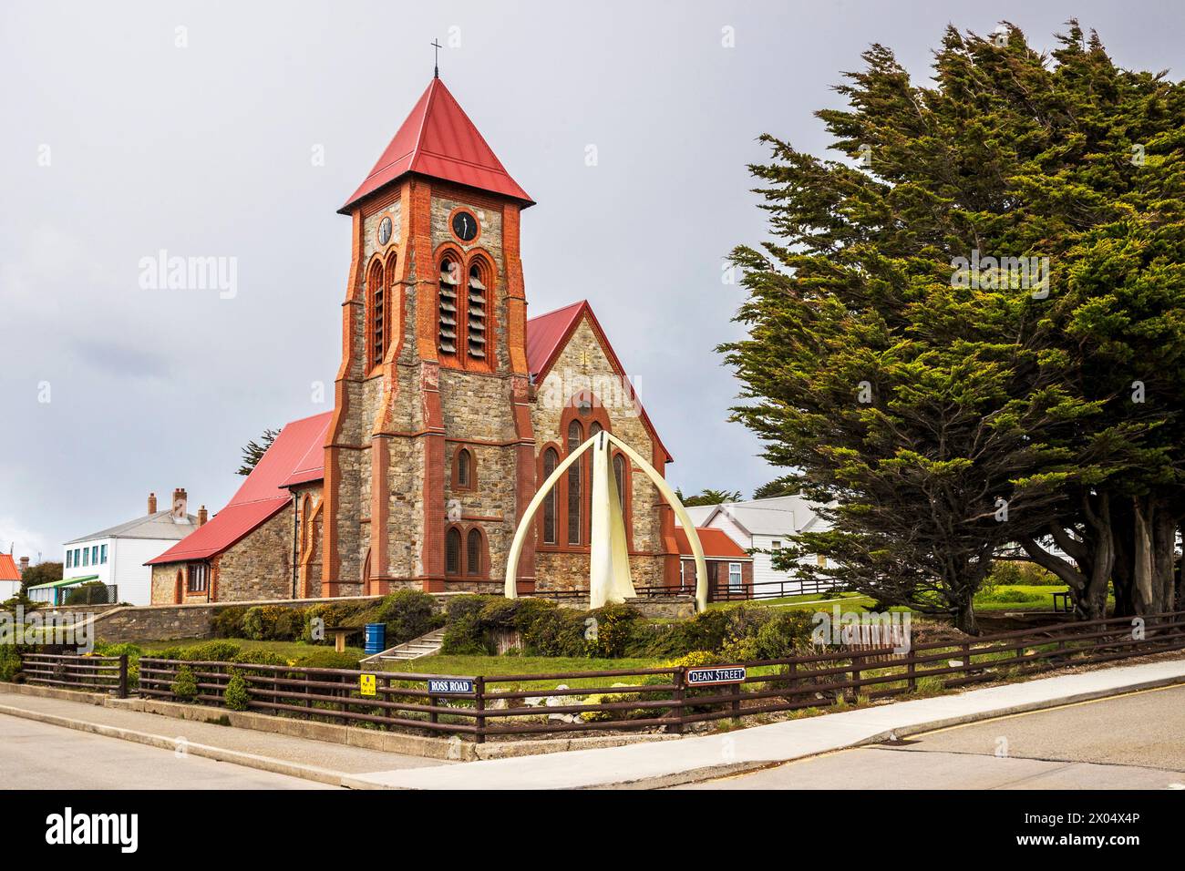 Christ Church Cathedral and whalebone Arch, Stanley, Isole Falkland, sabato 2 dicembre, 2023. foto: David Rowland / One-Image.com Foto Stock