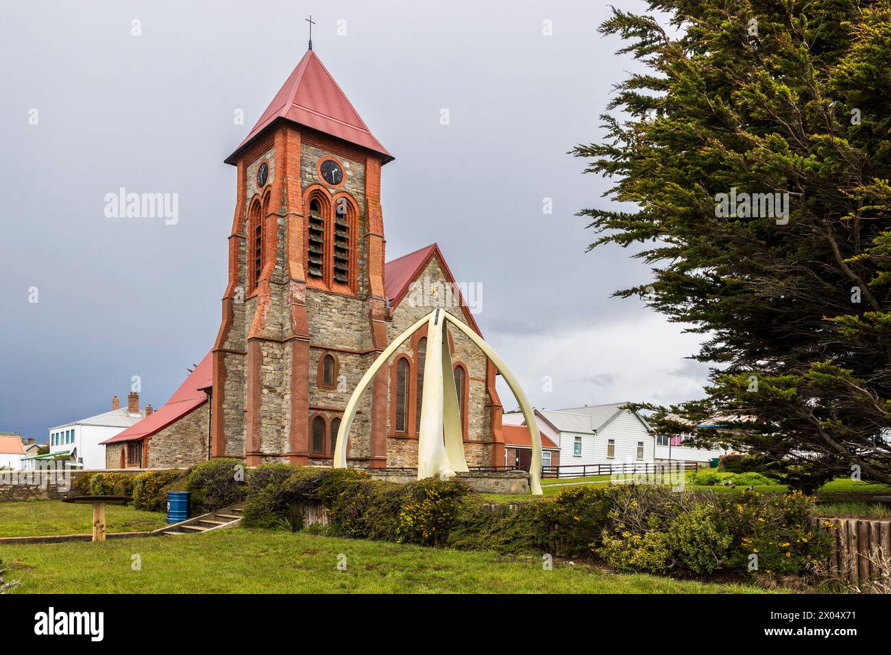 Christ Church Cathedral and whalebone Arch, Stanley, Isole Falkland, sabato 2 dicembre, 2023. foto: David Rowland / One-Image.com Foto Stock