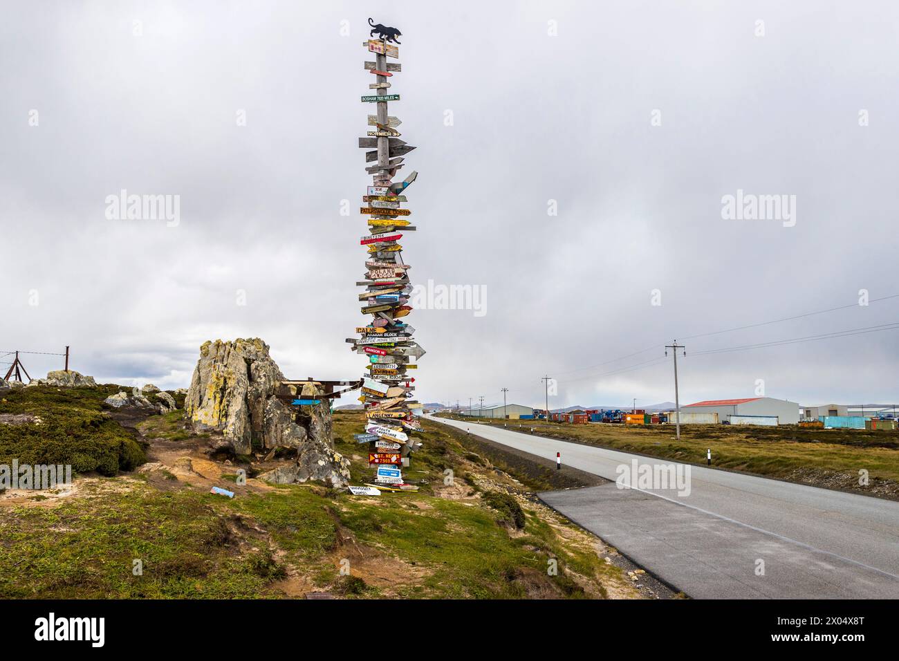 Eretto dalle truppe britanniche, visita l'iconico Totem Pole, Stanley, Isole Falkland, sabato 2 dicembre, 2023. Foto Stock