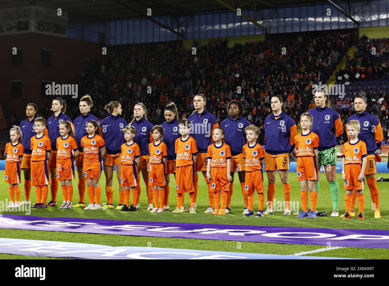 BREDA - (l-r) Esmee Brugts d'Olanda donne,Damaris Egurrola d'Olanda donne,Dominique Janssen d'Olanda donne,Kerstin Casparij d'Olanda donne,Victoria Pelova d'Olanda donne,Danielle van de Donk d'Olanda donne,Romee Leuchter d'Olanda donne,Lineth Beerensteyn d'Olanda donne,Caitlin Dijkstra d'Olanda donne,Holland portiere Lize Kop, Sherida donne d'Olanda donne durante la partita di qualificazione al Campionato europeo femminile nel gruppo A1 tra Paesi Bassi e Norvegia allo stadio Rat Verlegh il 9 aprile 2024 a Breda, Paesi Bassi. ANP | Hollandse Hoogte | MAURICE VAN ST Foto Stock