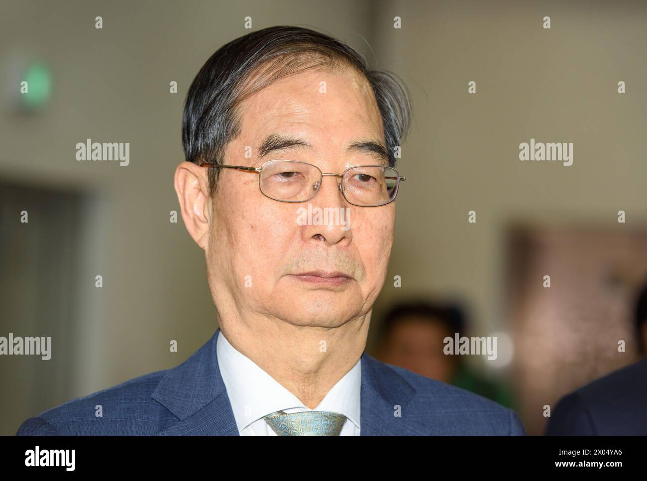 Seoul, Corea del Sud. 09 aprile 2024. Il primo ministro sudcoreano Han Duck-soo arriva per ispezionare un seggio elettorale a Seoul. Le elezioni parlamentari si terranno il 10 aprile. (Foto di Kim Jae-Hwan/SOPA Images/Sipa USA) credito: SIPA USA/Alamy Live News Foto Stock