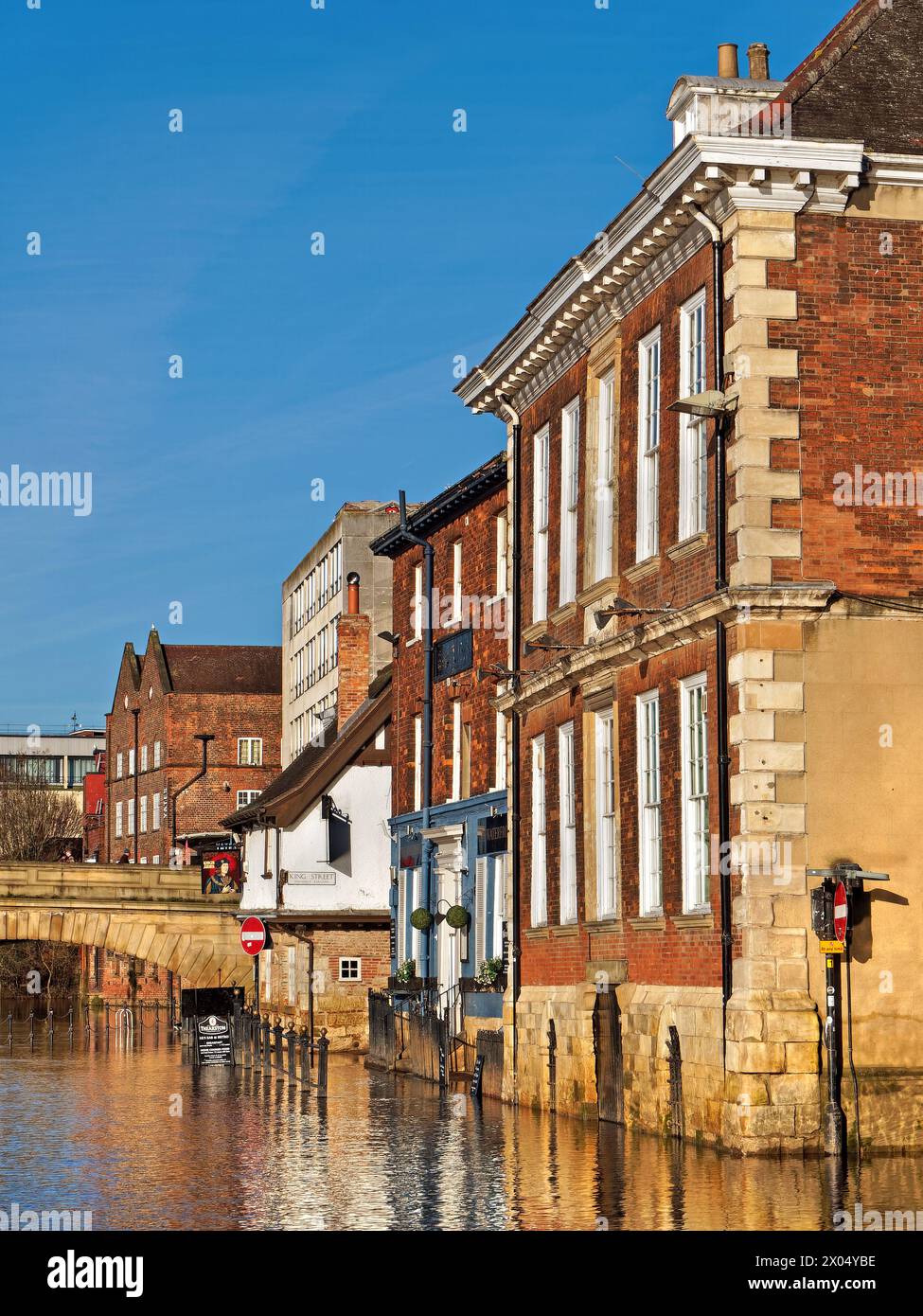 Regno Unito, North Yorkshire, York, inondazione lungo il fiume Ouse a King's Staith. Foto Stock