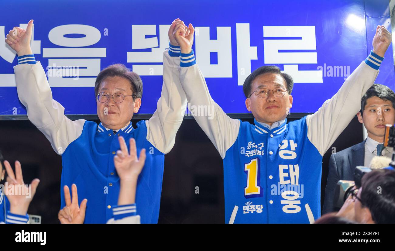 Seoul, Corea del Sud. 9 aprile 2024. Il principale leader del Partito Democratico di opposizione della Corea del Sud Lee Jae-myung (L) si unisce al candidato del suo partito Kang Tae-woong (R) durante la campagna elettorale del partito a Seoul. Le elezioni parlamentari si terranno il 10 aprile. (Credit Image: © Kim Jae-Hwan/SOPA Images via ZUMA Press Wire) SOLO PER USO EDITORIALE! Non per USO commerciale! Foto Stock