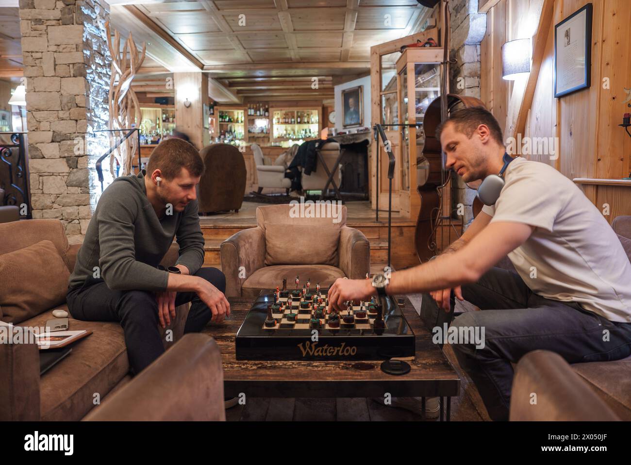 Giocatori di scacchi nell'accogliente Lodge Interior, Waterloo Game. Foto Stock