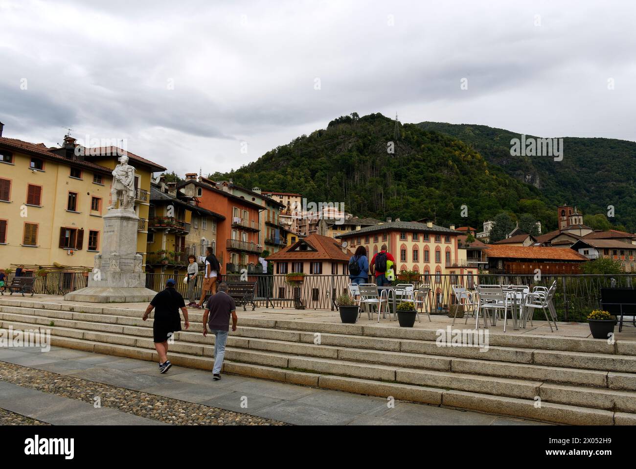 Varallo, Italia - 19 agosto 2022: Il ponte sul fiume Sesia nel centro della città Foto Stock