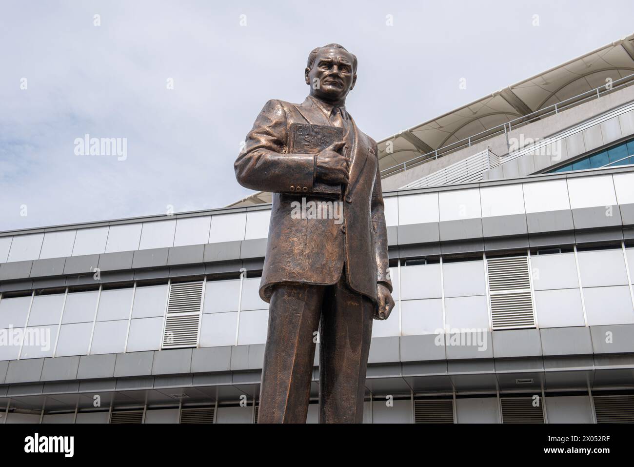 ISTANBUL, TURCHIA - 7 APRILE 2024: Statua Ataturk sull'ingresso allo stadio Fenerbahce Sukru Saracoglu. Mustafa Kemal Ataturk è il fondatore. Foto Stock