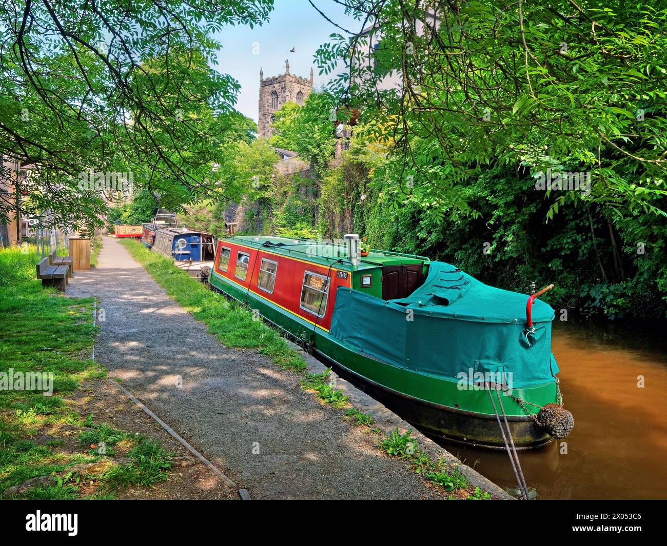 Regno Unito, North Yorkshire, Skipton, Springs Branch Canal e Holy Trinity Church. Foto Stock