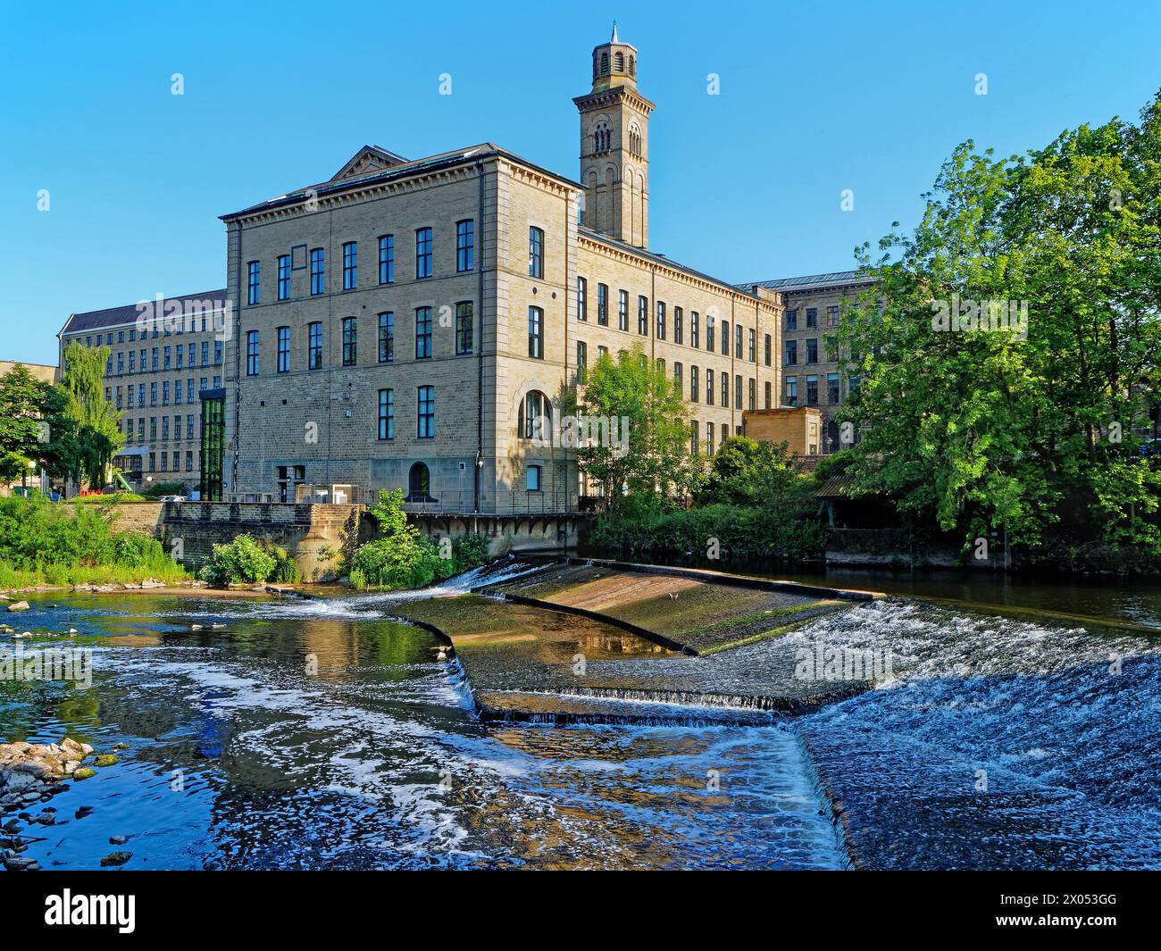 Regno Unito, West Yorkshire, città di Bradford, Shipley, Saltaire, River Aire Weir e New Mill. Foto Stock