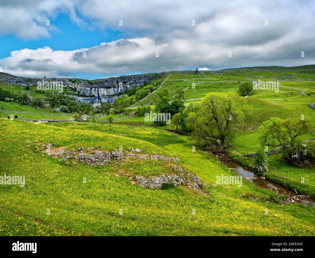 Regno Unito, North Yorkshire, Malham, vista su Malham Cove e Malham Beck. Foto Stock