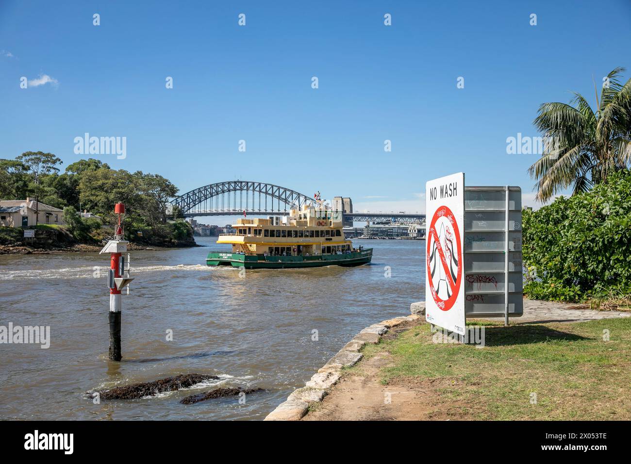 Il traghetto di Sydney The Golden Grove passa tra il marcatore di navigazione del porto e Goat Island sul porto di Sydney, Port Jackson, Sydney, Australia Foto Stock