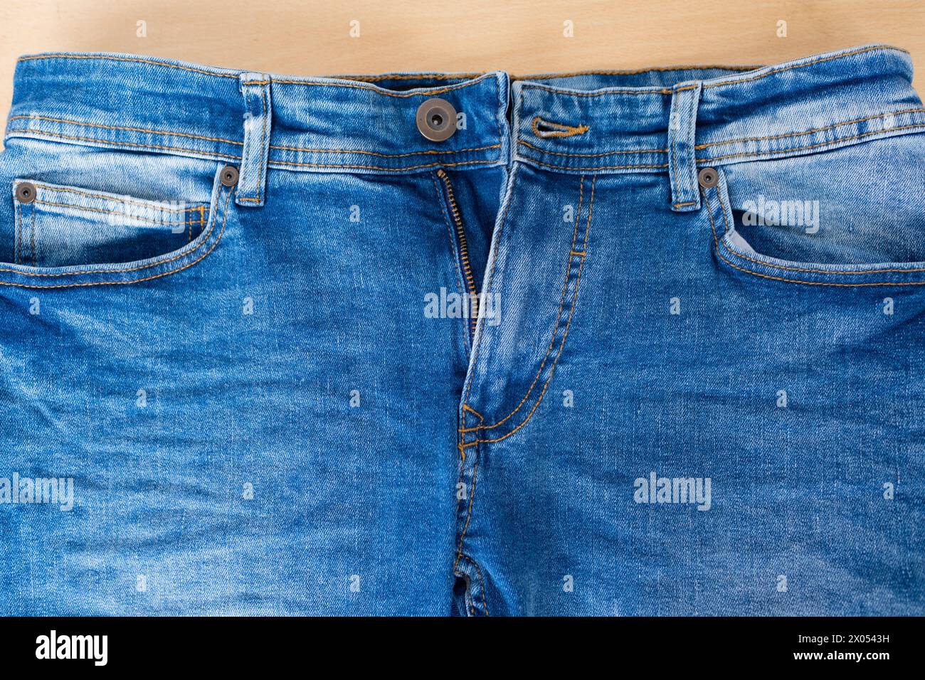 Un paio di jeans da uomo blu dalla vestibilità rilassata con mosca senza zip, splendidi pantaloni in denim da uomo, perfetti per uno stile disinvolto e disinvolto Foto Stock