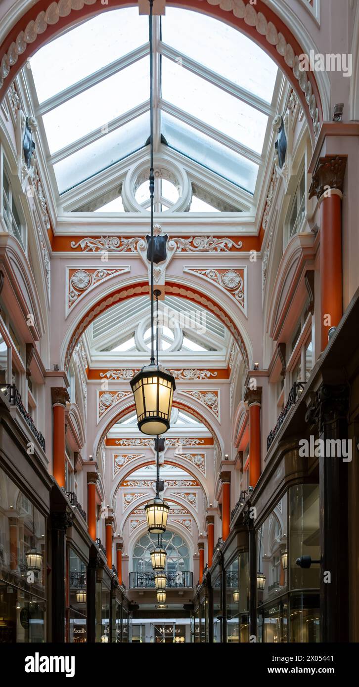 LONDRA, INGHILTERRA - 2 APRILE 2024: Royal Arcade, una galleria di negozi vittoriana, a Mayfair Foto Stock