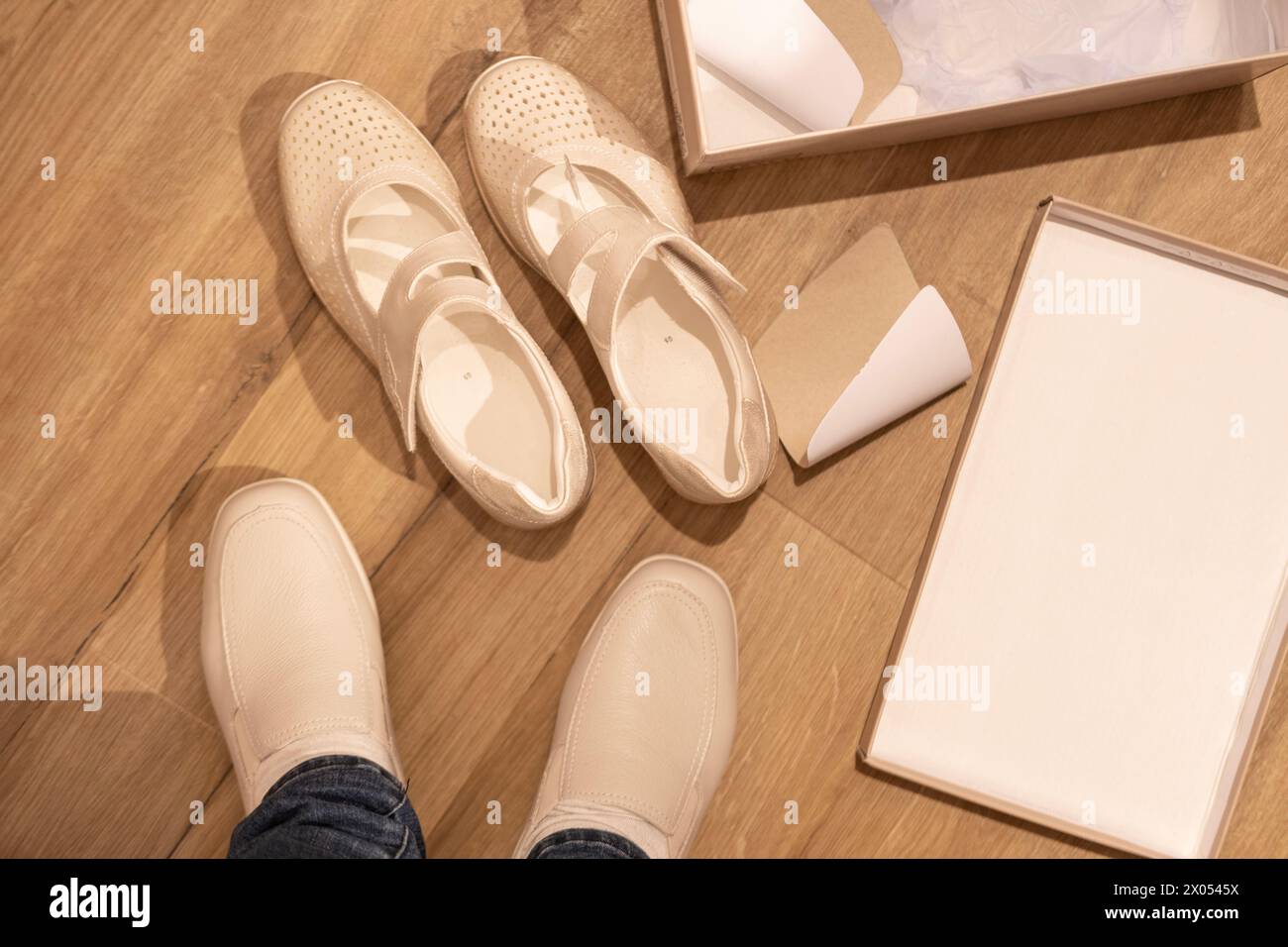 scarpe in pelle beige, comodi mocassini sul piede femminile, provando, acquistando scarpe nuove, scarpe naturali moderne per i piedi doloranti, problemi alle articolazioni, per l'outdoo Foto Stock