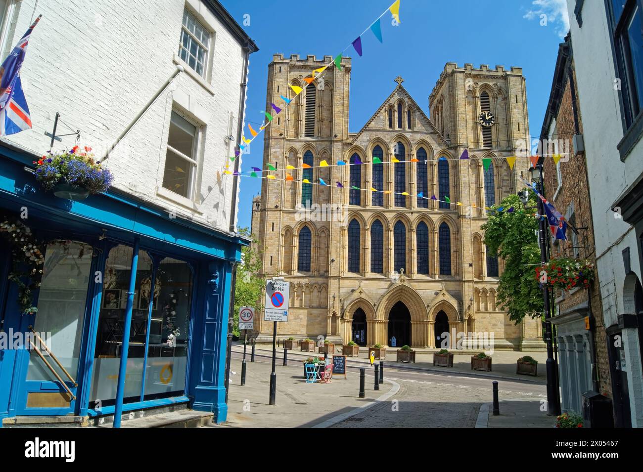 Regno Unito, North Yorkshire, Ripon Cathedral, West Towers e facciata da Kirkgate. Foto Stock