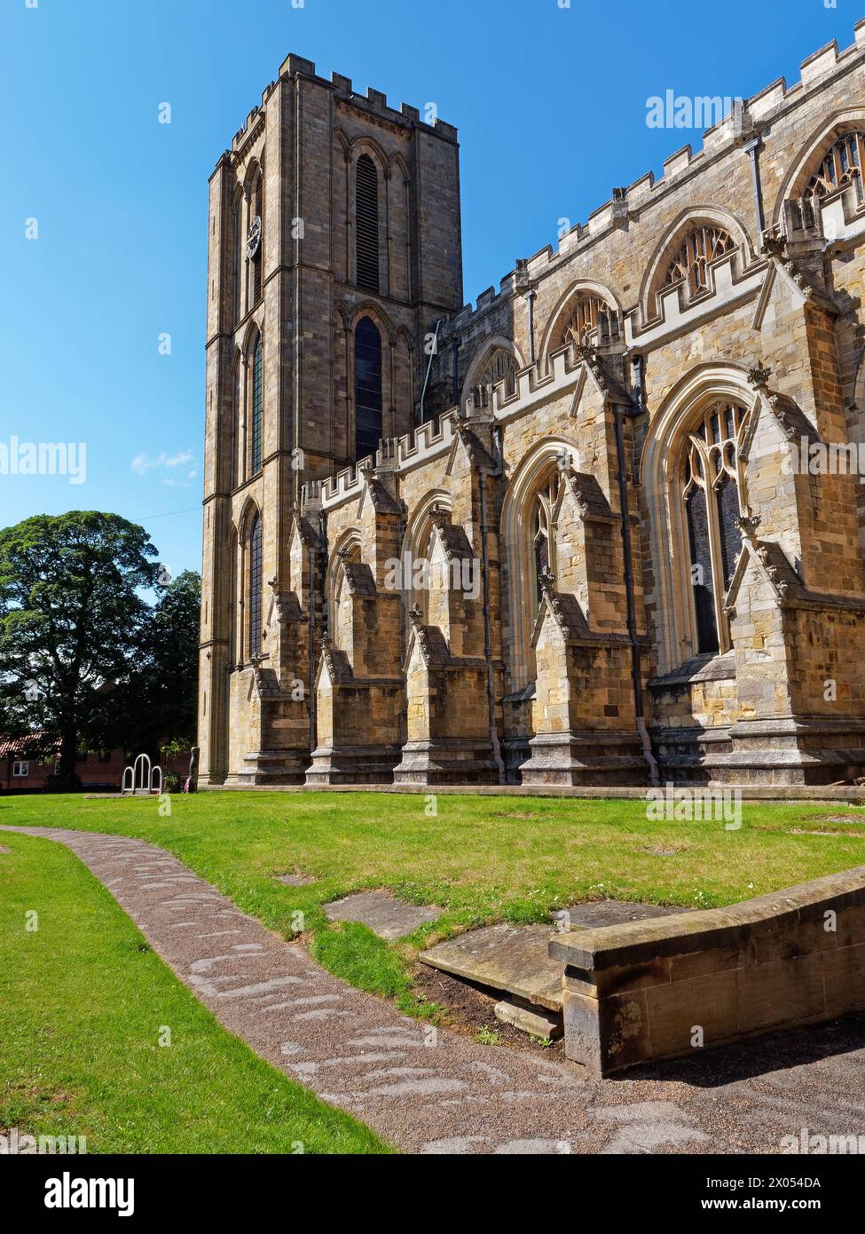 Regno Unito, North Yorkshire, Ripon Cathedral, South Facade e West Tower. Foto Stock