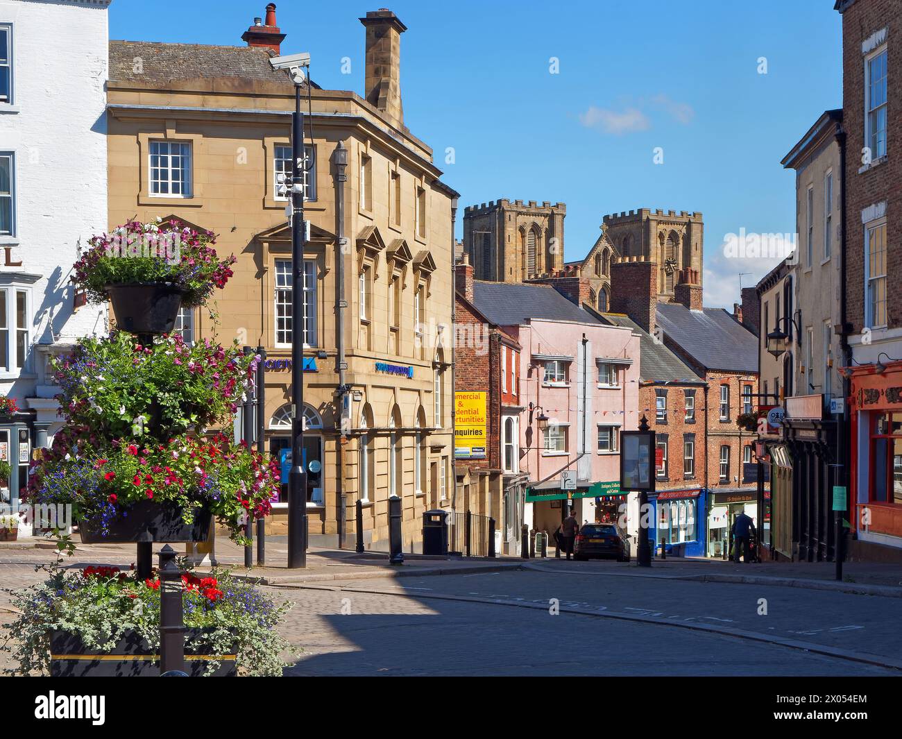 Regno Unito, North Yorkshire, Ripon Cathedral, West Towers e facciata dalla piazza del mercato. Foto Stock