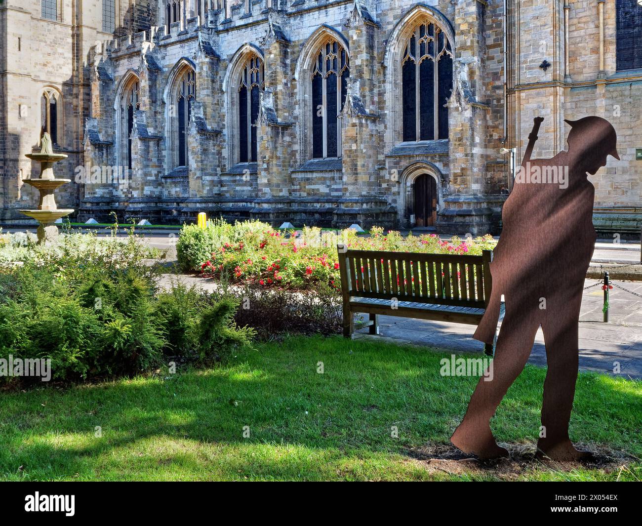 UK, North Yorkshire, Metal Soldier Sculpture vicino alla cattedrale di Ripon. Foto Stock