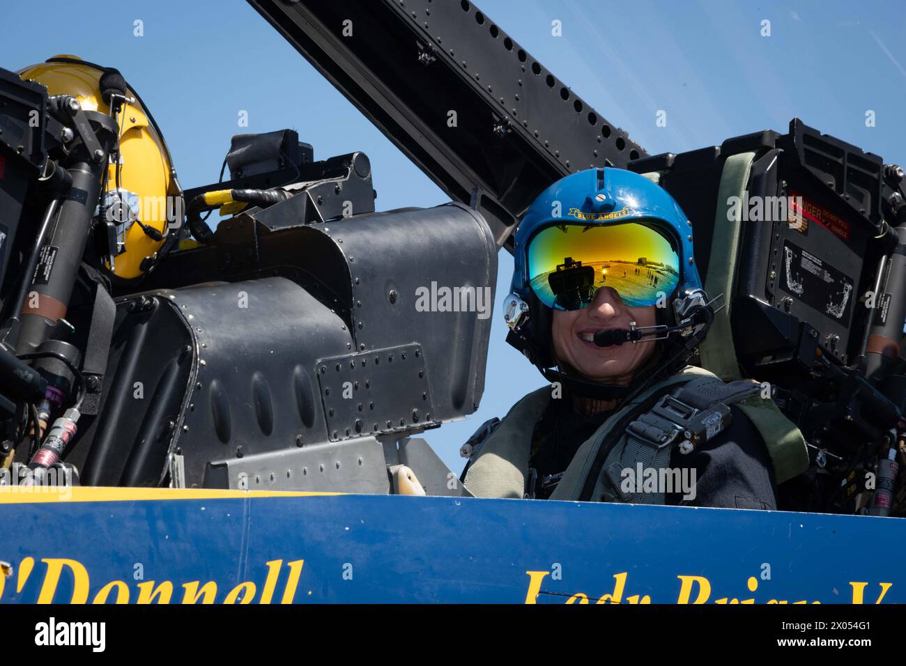 Sean Donoghue, comandante dell'equipaggio per i Blue Angels n. 7, fornisce un briefing sulla sicurezza pre-volo all'eroe di Hometown Bethany Davis, presso la Maxwell Air Force base, Ala., 3 aprile 2024. Davis, il rappresentante dei media selezionato, è un talento on-air con WSFA-NBC (Montgomery). È stata selezionata dai Blue Angels per un volo a bordo di un F/A-18 Super Hornet prima del 2024 Maxwell Beyond the Horizon Air and Space Show. (Foto U.S. Air Force di Melanie Rodgers Cox) Foto Stock