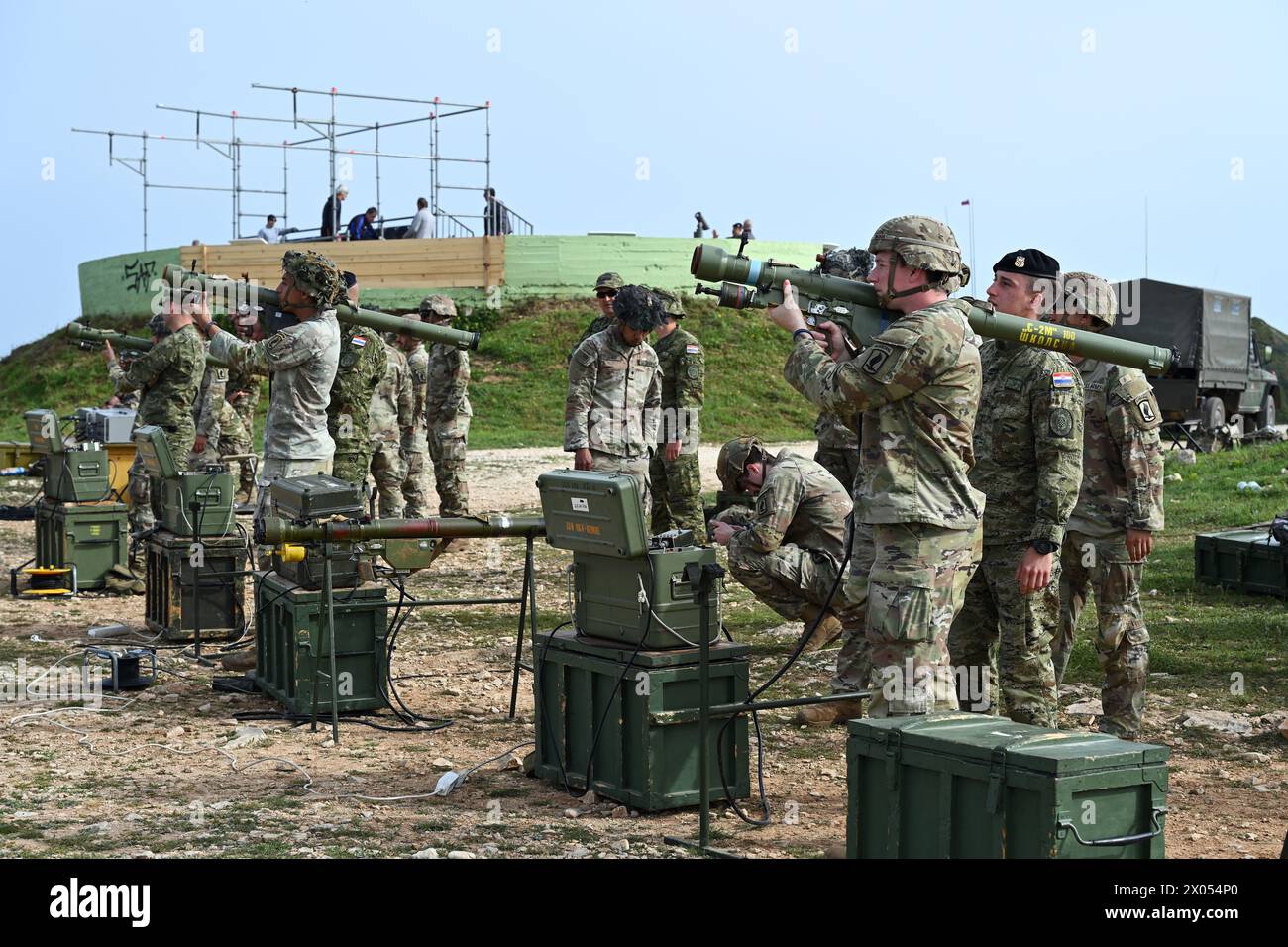 I paracadutisti della 173a Brigata aviotrasportata e i soldati di Charlie Battery, 1st Battalion, 57th Air Defense Artillery Regiment affinarono le loro abilità in esercitazioni a fuoco secco con Strela S2M durante Exercise Shield 24 insieme ai soldati dell'esercito croato a Pola, Croazia, il 9 aprile 2024. Questo evento annuale rafforza le capacità di difesa aerea croata contro le minacce a bassa e media altitudine. Affiancato da partner internazionali, tra cui le forze armate polacche, slovene e francesi, l'esercitazione enfatizza le tattiche di difesa aerea e gli scontri a fuoco vivo. La 173rd Airborne Brigade è la U.S. Army Continge Foto Stock