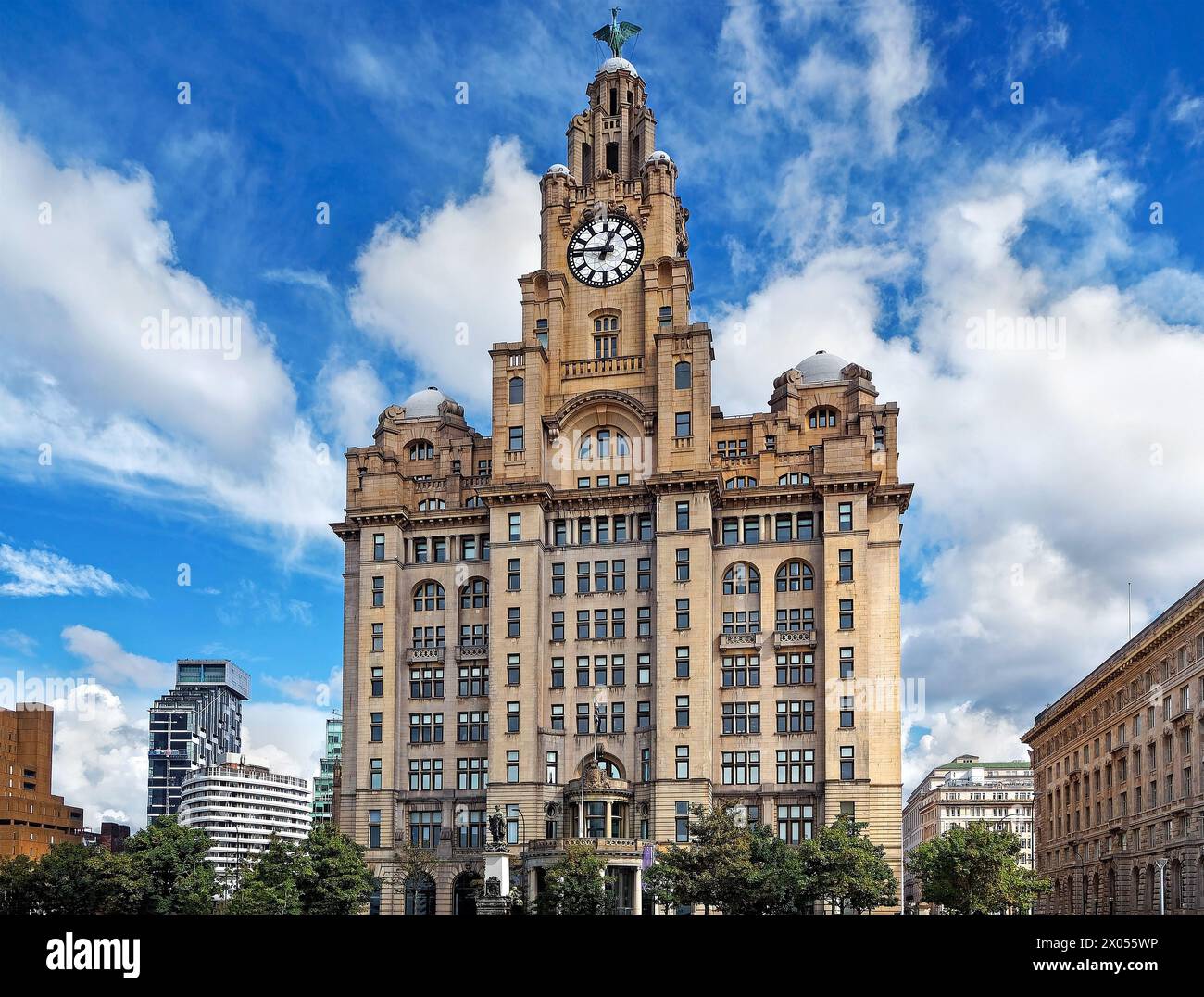 Regno Unito, Liverpool, Pier Head, Royal Liver Building. Foto Stock