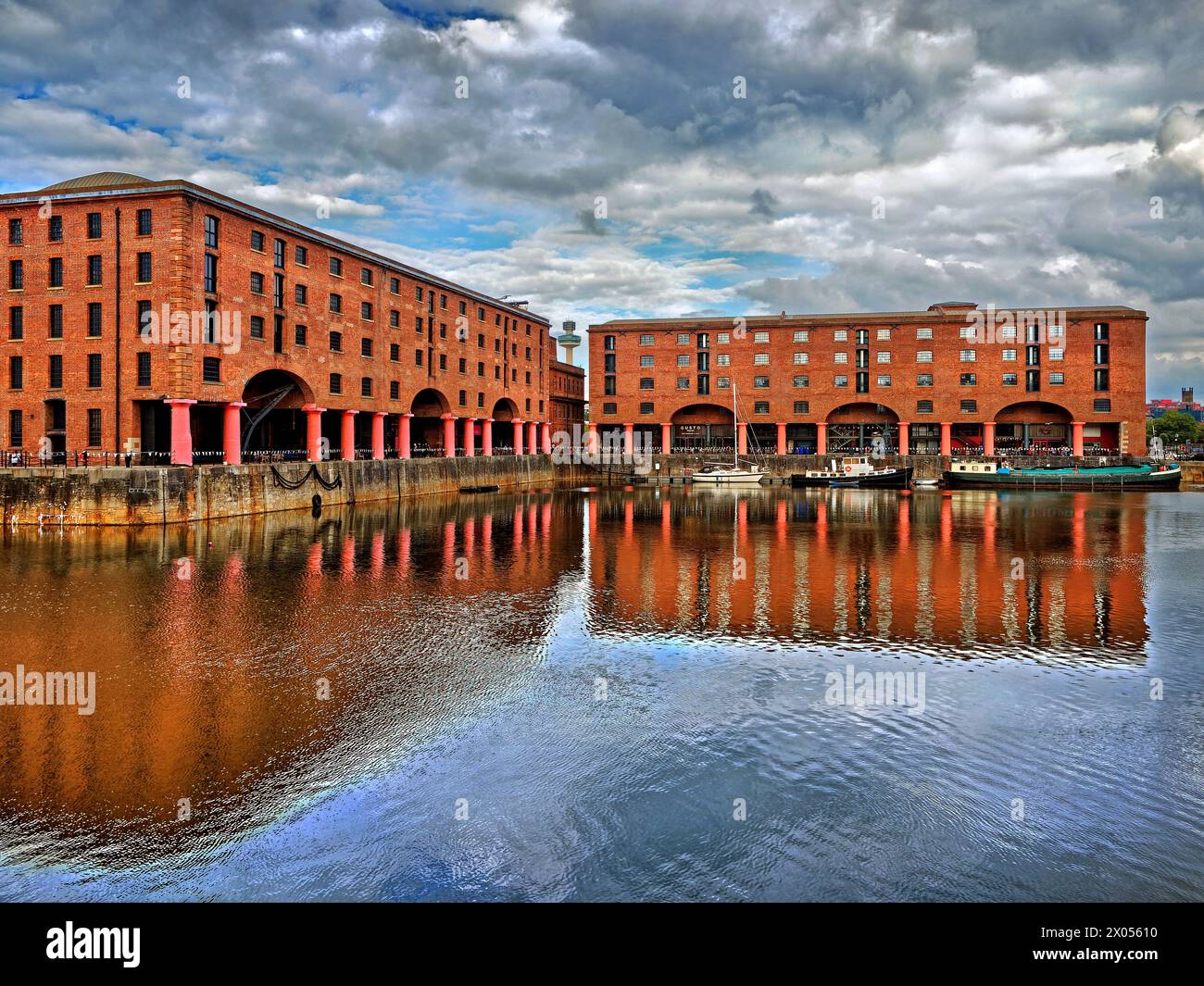 Regno Unito, Liverpool, Royal Albert Dock con St Johns Beacon, sede dell'Hits radio Liverpool Building in lontananza. Foto Stock