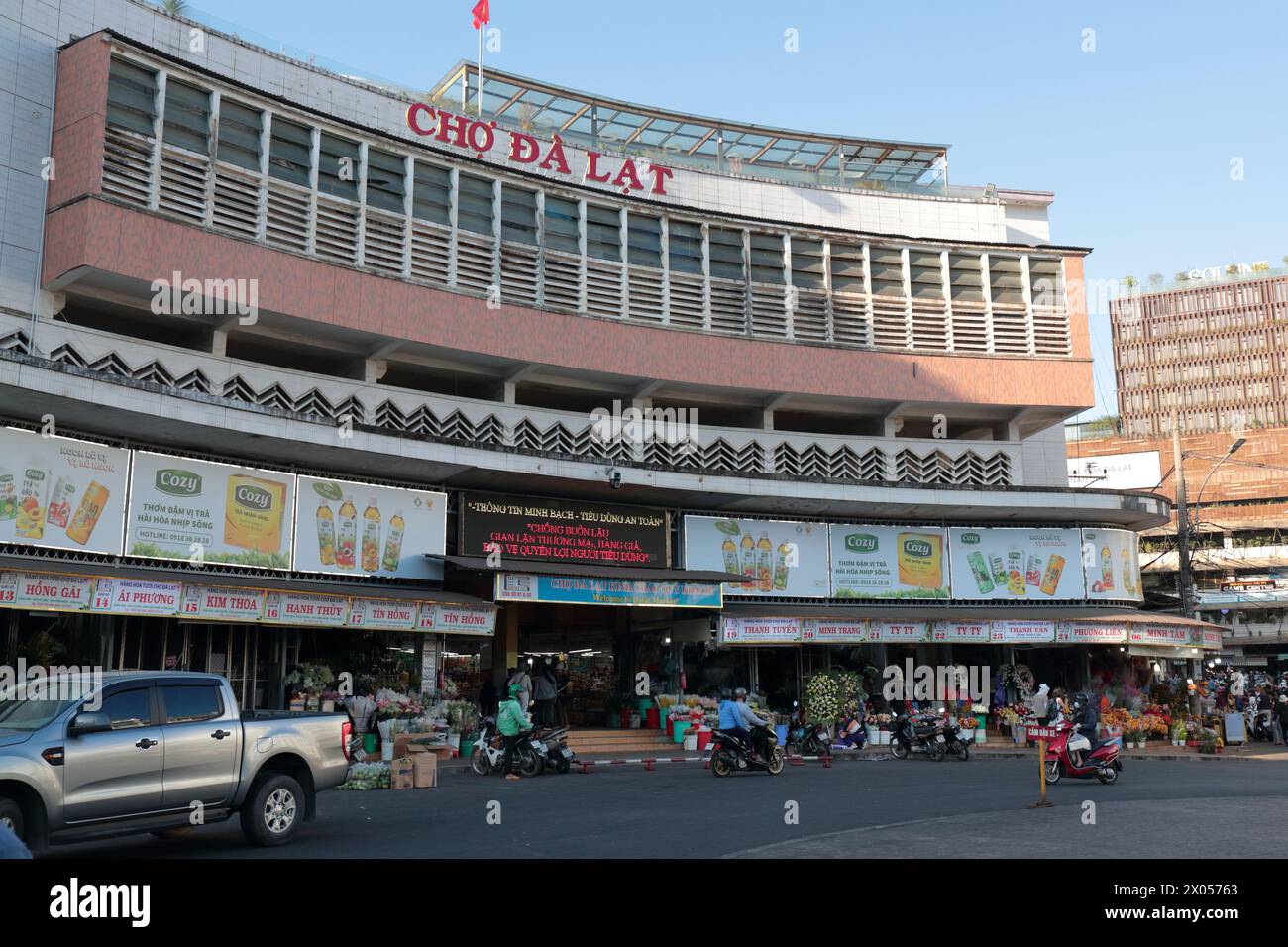 Vista esterna di Cho da Lat (mercato di Dalat), Vietnam centrale Foto Stock