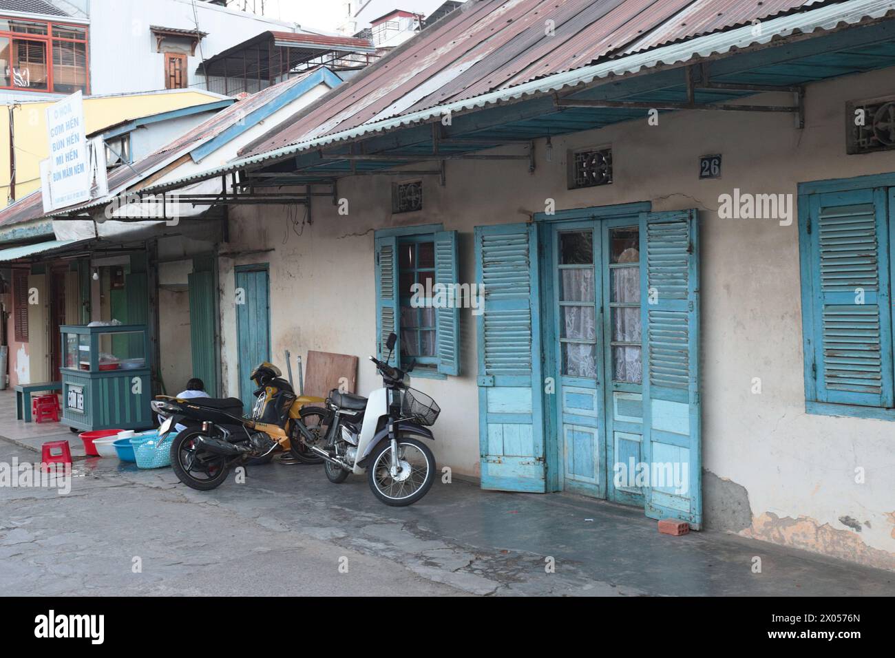 Vecchio edificio in stile francese con persiane blu, vicino a Cho da Lat (mercato di Dalat), Vietnam Foto Stock