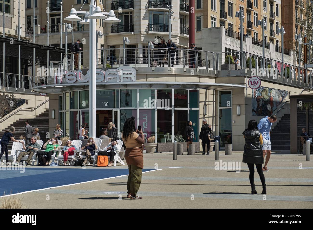 Il porto nazionale del Maryland, lungo il fiume Potomac, vicino a Washington DC, offre attrazioni, ristoranti e negozi sul lungomare. Foto Stock