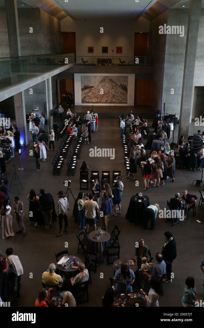 FORT WORTH, TEXAS, STATI UNITI - 5 APRILE 2024. Mostra di moda atmosfera al Modern Art Museum di Fort Worth, per la settimana della moda di Fort Worth. Foto Stock