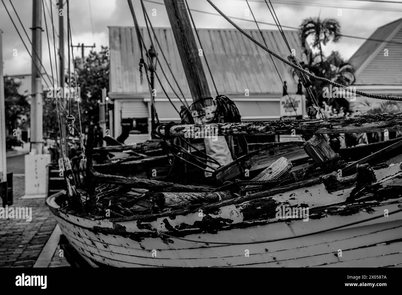 Key West, Florida, USA - 2.19.2024: Barca abbandonata di fronte al Museo dei naufragi nel quartiere della città vecchia Foto Stock