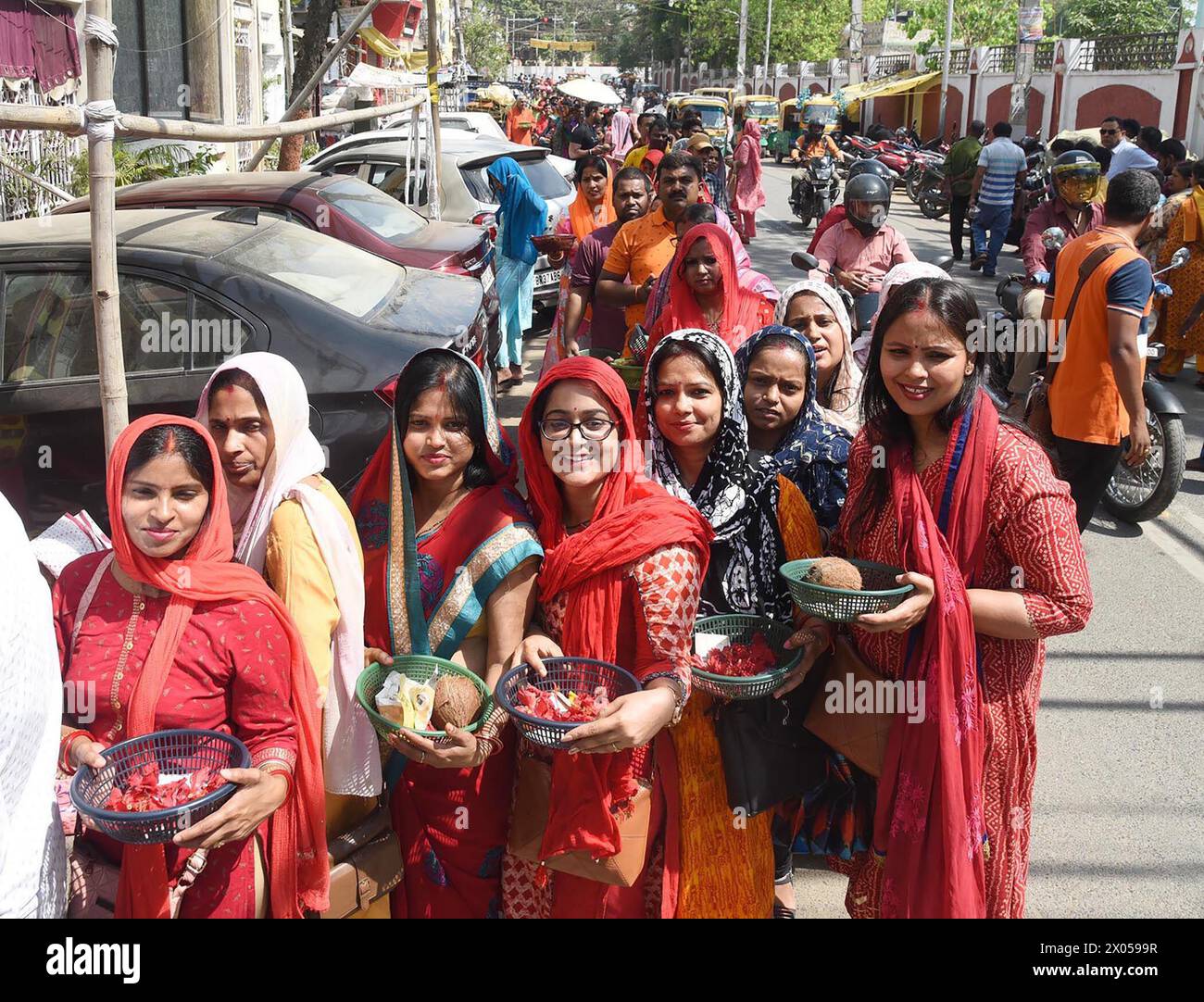 Patna, India. 09 aprile 2024. PATNA, INDIA - 9 APRILE: Devoti in coda fuori dal tempio Akhandvashini dietro Golghar il primo giorno del festival Chaiti Navratra il 9 aprile 2024 a Patna, India. (Foto di Santosh Kumar/Hindustan Times/Sipa USA) credito: SIPA USA/Alamy Live News Foto Stock