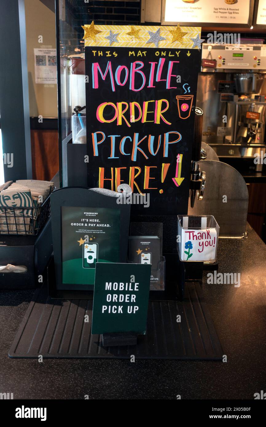 Un cartello con la caffetteria Starbucks per il ritiro degli ordini da dispositivi mobili senza attesa e servizio rapido durante il tragitto. St Paul, Minnesota, Minnesota, Stati Uniti Foto Stock