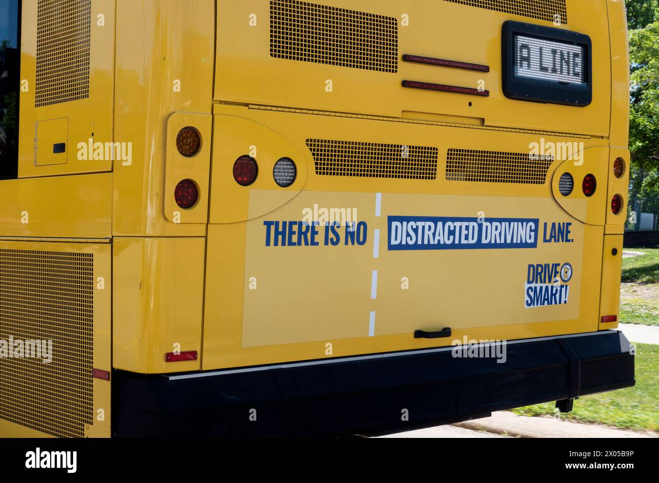Autobus cittadino che segue un percorso veloce. Mantiene un programma. Nessun segnale di guida distratto. St Paul, Minnesota, Minnesota, Stati Uniti Foto Stock