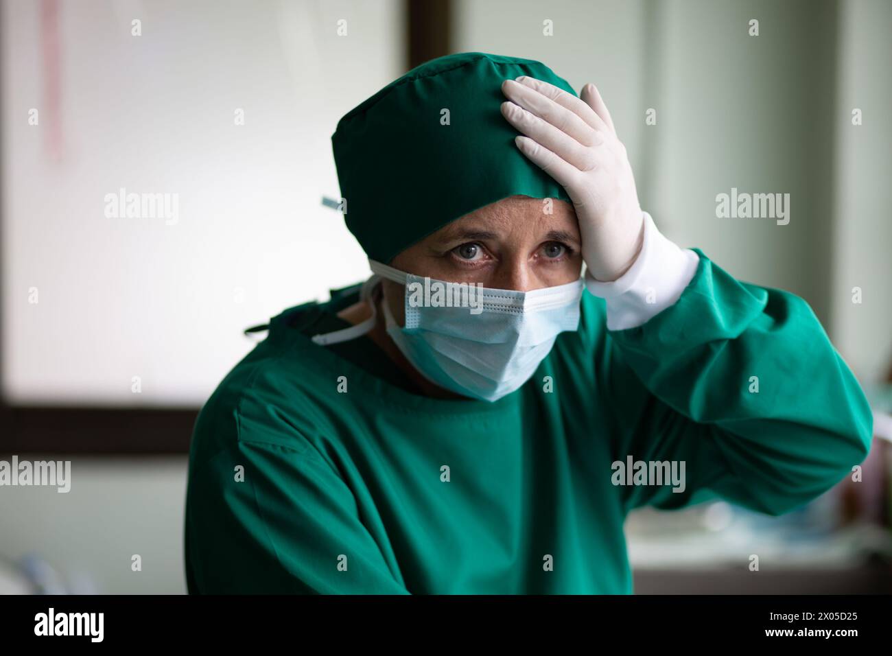 Il medico chirurgo in depressione è stanco e triste. Foto Stock