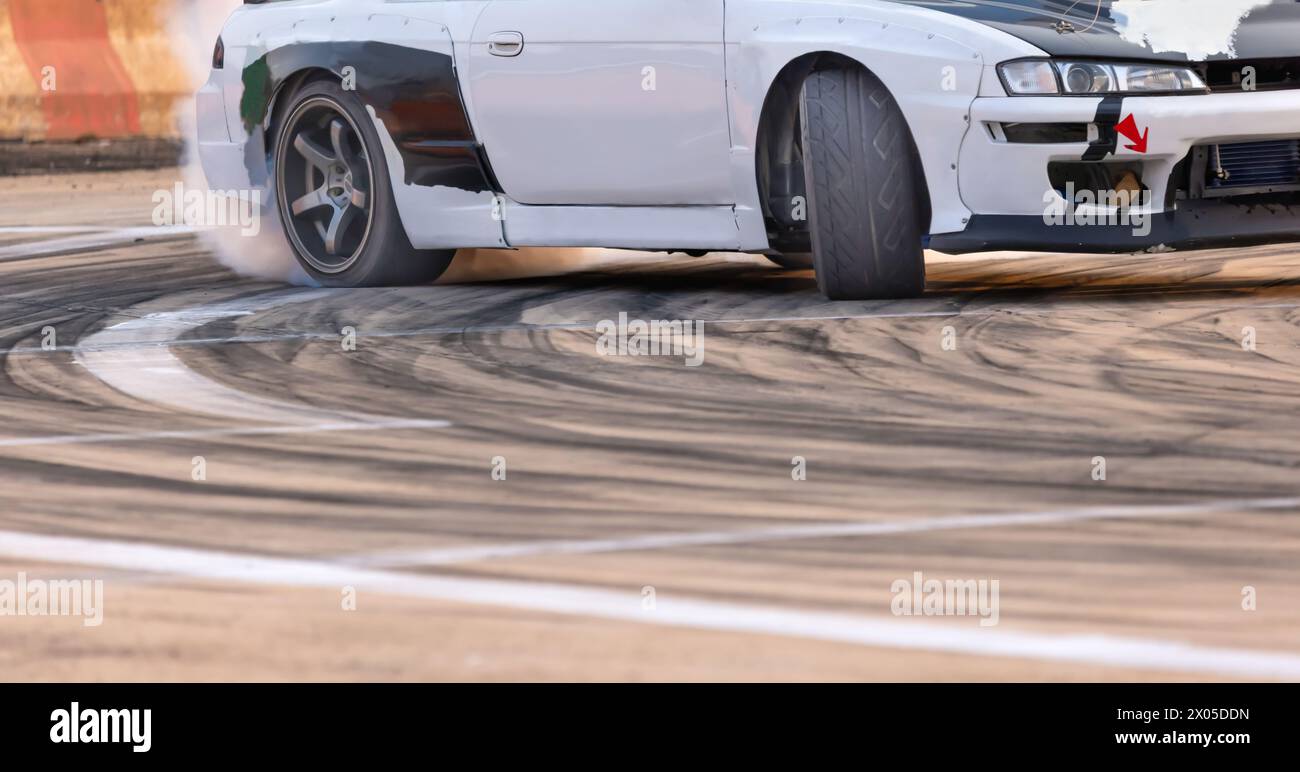Drift auto che bruciano pneumatici sulla pista di velocità. Foto Stock