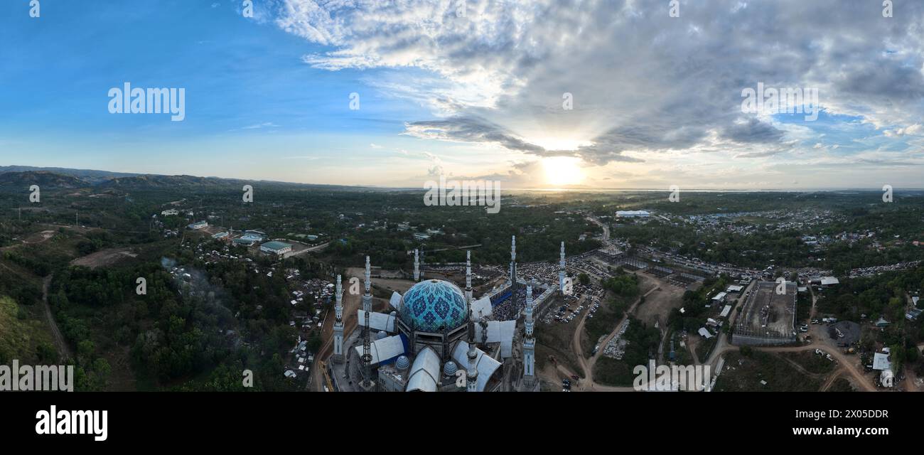 Zamboanga City, Filippine. 10 aprile 2024. Migliaia di musulmani che vivono a Zamboanga frequentano Eid Salah alla grande Moschea di Sadik. La costruzione della grande Moschea di Sadik è in corso e, una volta completato, il complesso di 50 ettari sarà la più grande moschea delle Filippine. (Immagine di credito: © Sherbien Dacalanio/Alamy Live News) Foto Stock