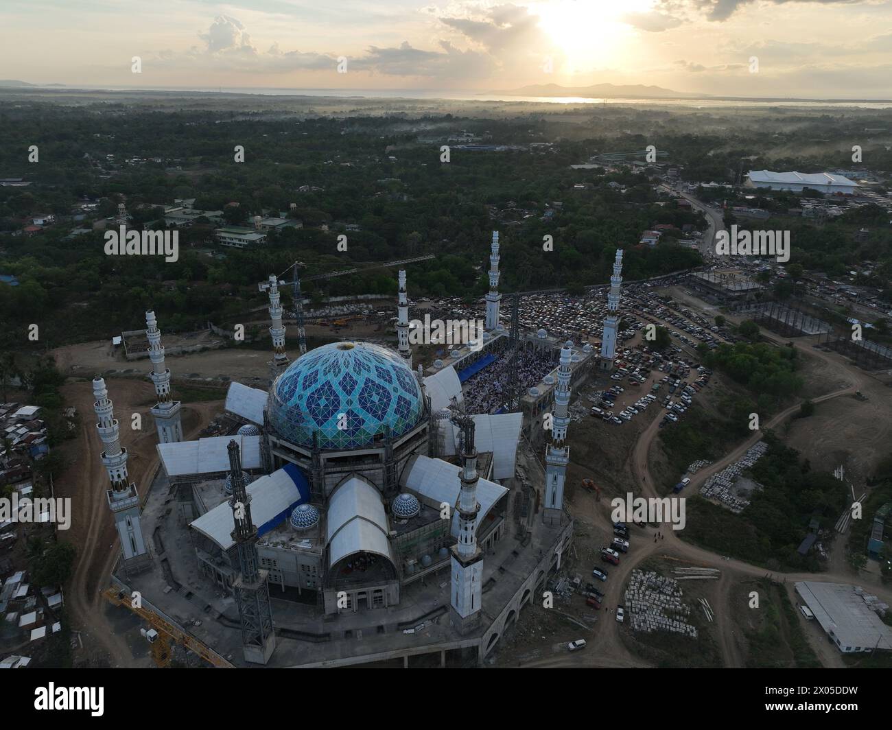 Zamboanga City, Filippine. 10 aprile 2024. Migliaia di musulmani che vivono a Zamboanga frequentano Eid Salah alla grande Moschea di Sadik. La costruzione della grande Moschea di Sadik è in corso e, una volta completato, il complesso di 50 ettari sarà la più grande moschea delle Filippine. (Immagine di credito: © Sherbien Dacalanio/Alamy Live News) Foto Stock
