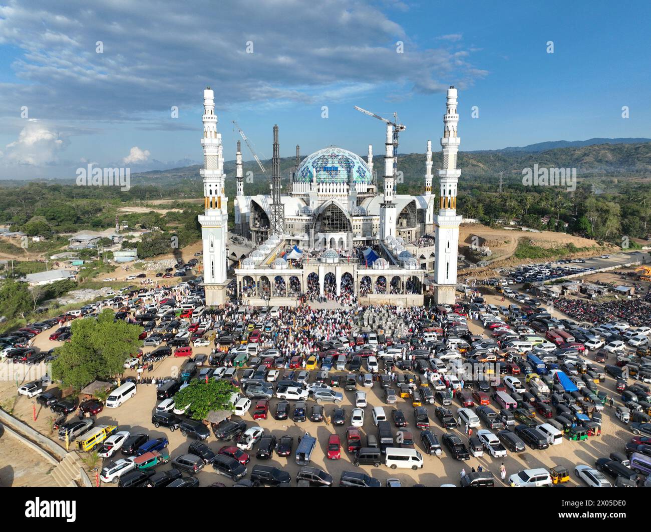 Zamboanga City, Filippine. 10 aprile 2024. Migliaia di musulmani che vivono a Zamboanga frequentano Eid Salah alla grande Moschea di Sadik. La costruzione della grande Moschea di Sadik è in corso e, una volta completato, il complesso di 50 ettari sarà la più grande moschea delle Filippine. (Immagine di credito: © Sherbien Dacalanio/Alamy Live News) Foto Stock