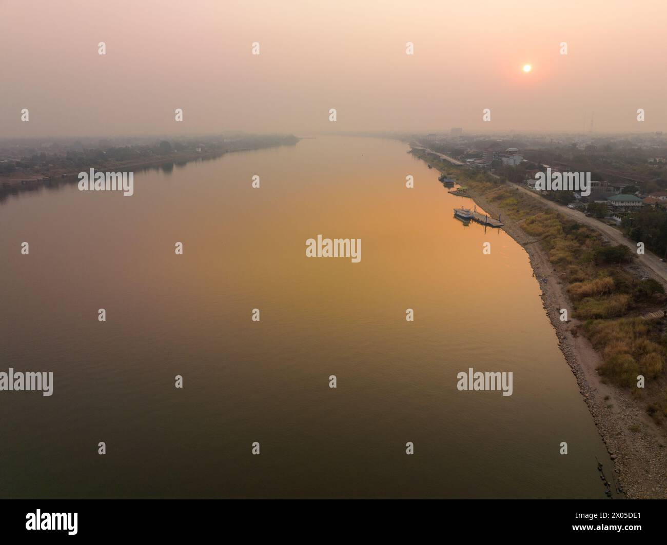 Il Morning Mekong River presso Nong Khai provice è un confine tra Laos (a sinistra) e Thai (a destra). Foto Stock
