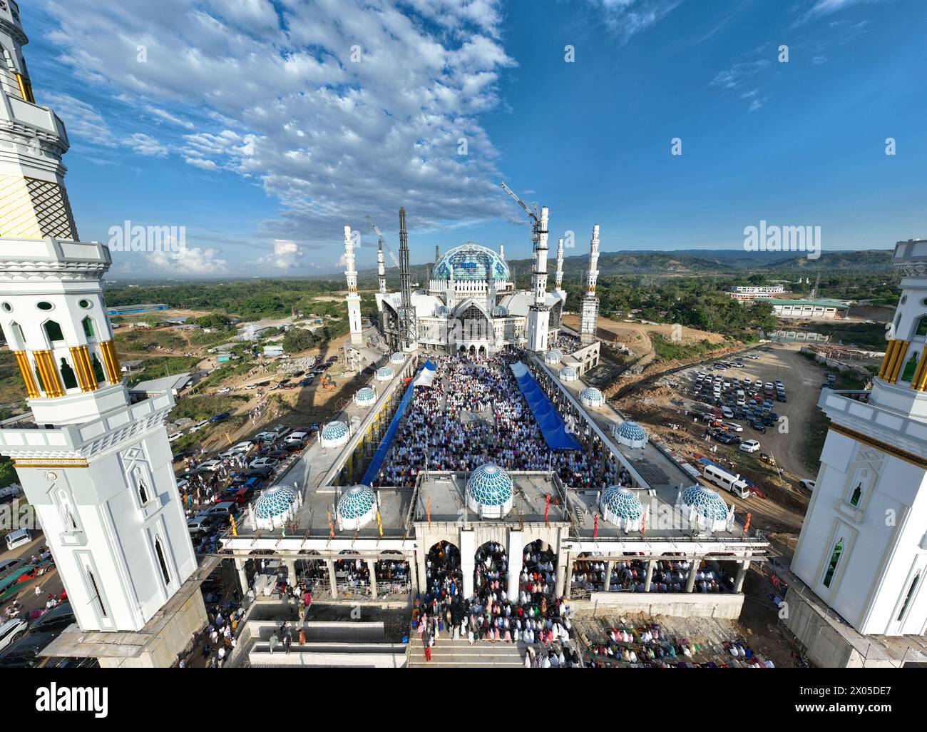 Zamboanga City, Filippine. 10 aprile 2024. Migliaia di musulmani che vivono a Zamboanga frequentano Eid Salah alla grande Moschea di Sadik. La costruzione della grande Moschea di Sadik è in corso e, una volta completato, il complesso di 50 ettari sarà la più grande moschea delle Filippine. (Immagine di credito: © Sherbien Dacalanio/Alamy Live News) Foto Stock