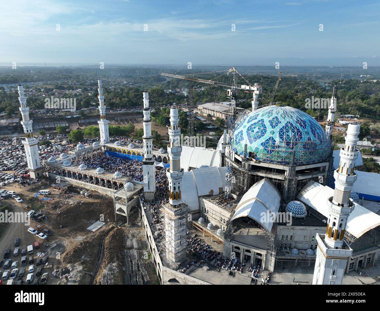 Zamboanga City, Filippine. 10 aprile 2024. Migliaia di musulmani che vivono a Zamboanga frequentano Eid Salah alla grande Moschea di Sadik. La costruzione della grande Moschea di Sadik è in corso e, una volta completato, il complesso di 50 ettari sarà la più grande moschea delle Filippine. (Immagine di credito: © Sherbien Dacalanio/Alamy Live News) Foto Stock