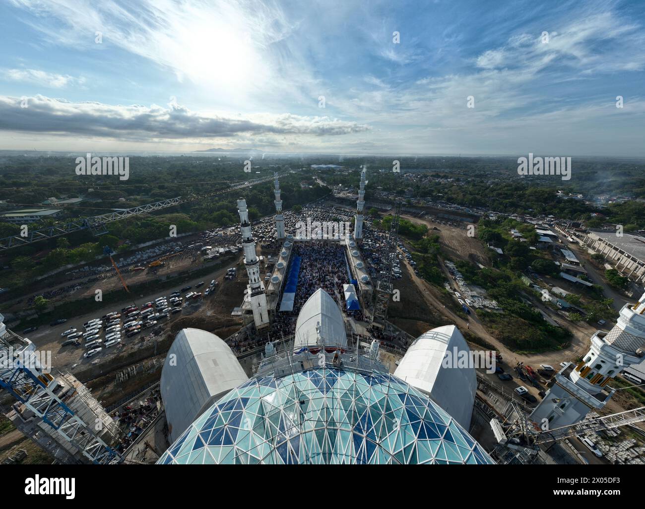 Zamboanga City, Filippine. 10 aprile 2024. Migliaia di musulmani che vivono a Zamboanga frequentano Eid Salah alla grande Moschea di Sadik. La costruzione della grande Moschea di Sadik è in corso e, una volta completato, il complesso di 50 ettari sarà la più grande moschea delle Filippine. (Immagine di credito: © Sherbien Dacalanio/Alamy Live News) Foto Stock