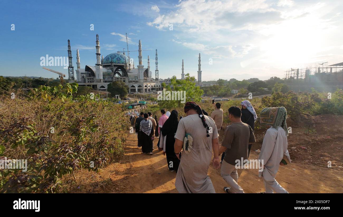 Zamboanga City, Filippine. 10 aprile 2024. Migliaia di musulmani che vivono a Zamboanga frequentano Eid Salah alla grande Moschea di Sadik. La costruzione della grande Moschea di Sadik è in corso e, una volta completato, il complesso di 50 ettari sarà la più grande moschea delle Filippine. (Immagine di credito: © Sherbien Dacalanio/Alamy Live News) Foto Stock