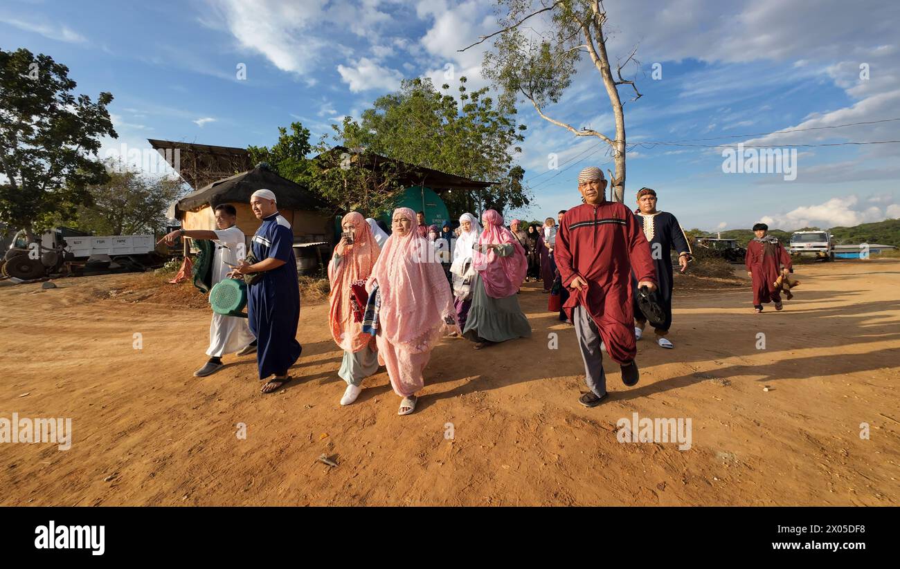 Zamboanga City, Filippine. 10 aprile 2024. Migliaia di musulmani che vivono a Zamboanga frequentano Eid Salah alla grande Moschea di Sadik. La costruzione della grande Moschea di Sadik è in corso e, una volta completato, il complesso di 50 ettari sarà la più grande moschea delle Filippine. (Immagine di credito: © Sherbien Dacalanio/Alamy Live News) Foto Stock