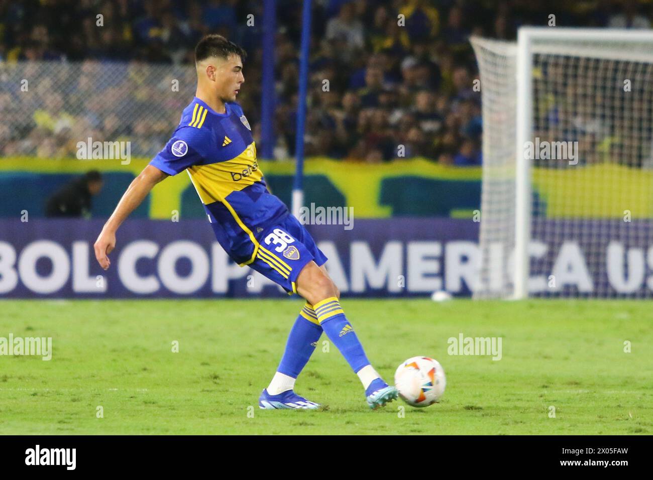 Buenos Aires, 09.04.2024: Aaron Anselmino del Boca Juniors durante la partita per il secondo round della CONMEBOL Sudamericana Cup per il gruppo D allo stadio la Bombonera ( crediti: Néstor J. Beremblum/Alamy Live News Foto Stock