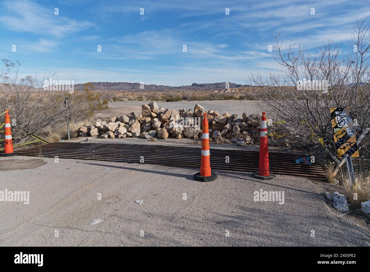 strada bloccata da rocce a una guardia del bestiame Foto Stock