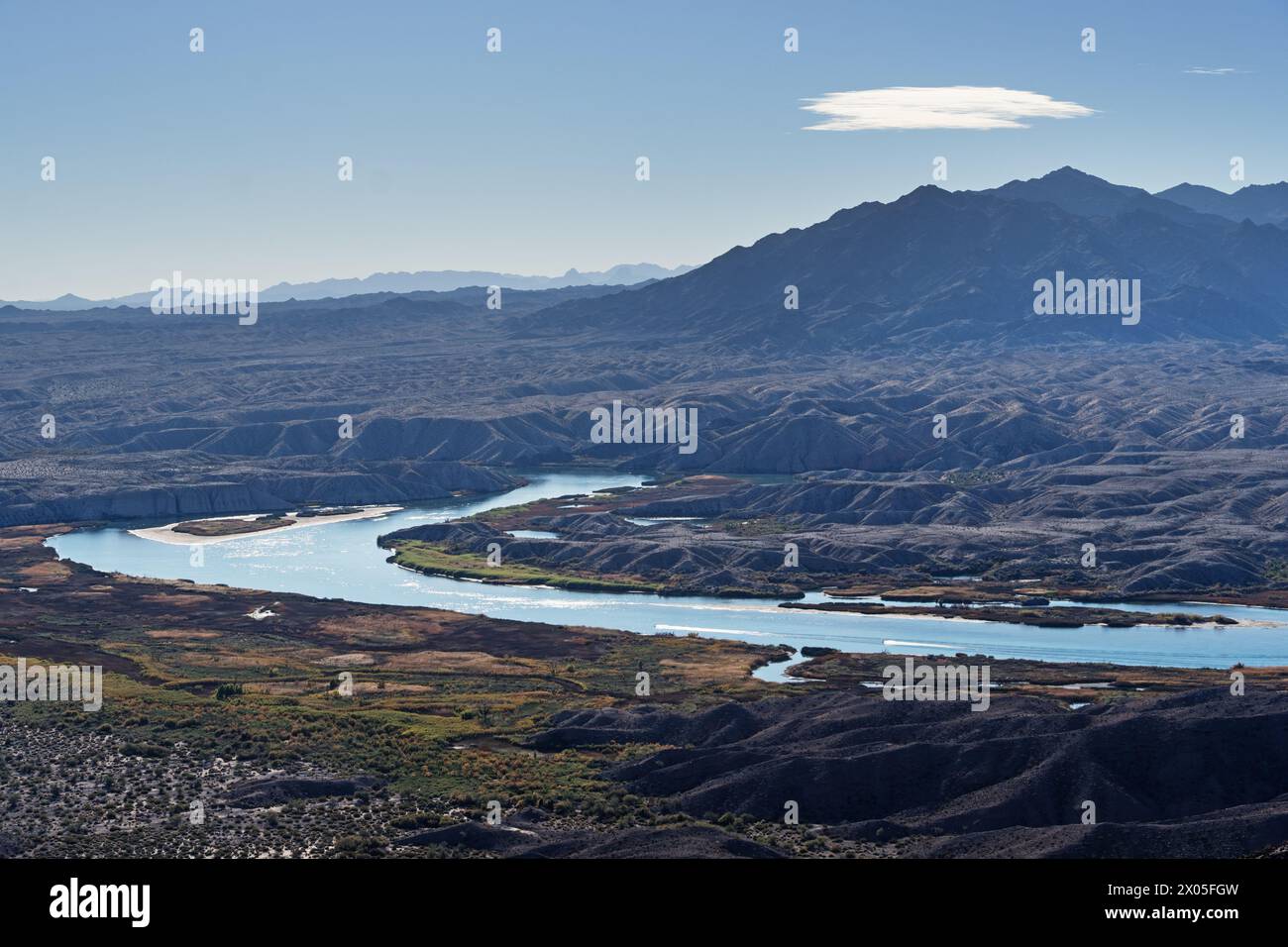 Il fiume Colorado a monte del lago Havasu scorre tra Arizona e California Foto Stock