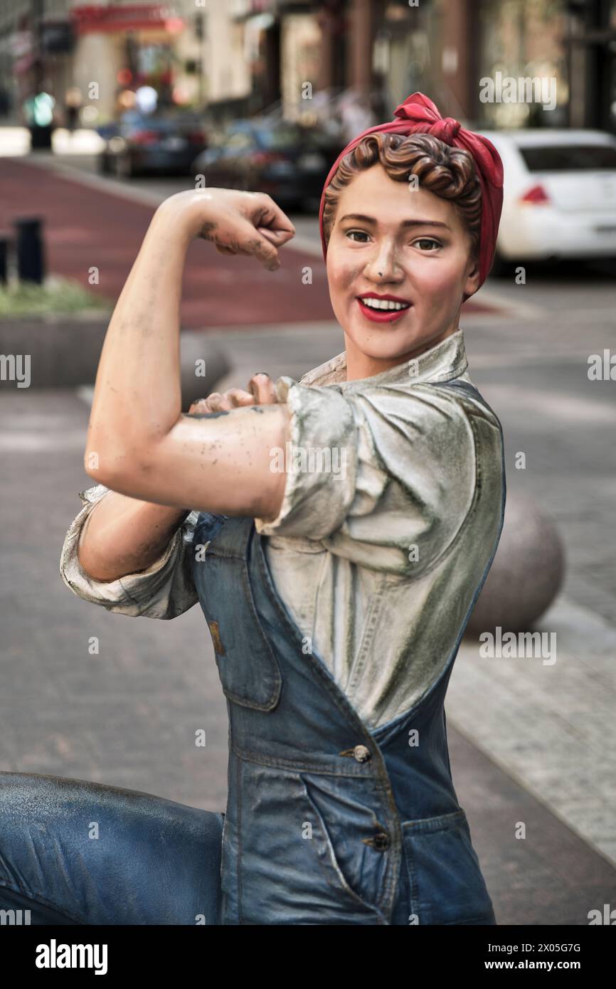 La Street art onora Rosie the Riveter e le donne che hanno prestato servizio nell'industria durante la seconda guerra mondiale Maryland National Harbor, vicino a Washington, DC. Foto Stock