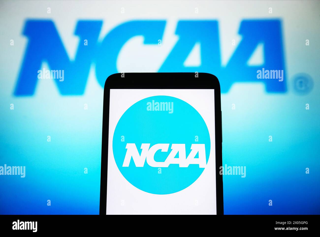 Ucraina. 09 aprile 2024. In questa immagine, un logo NCAA (National Collegiate Athletic Association) è visibile sullo schermo di uno smartphone e di un pc. (Foto di Pavlo Gonchar/SOPA Images/Sipa USA) *** esclusivamente per notizie editoriali **** credito: SIPA USA/Alamy Live News Foto Stock